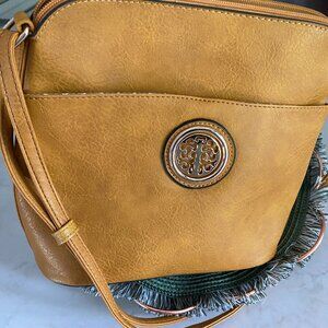 BEAUTIFUL NEW HANDBAG SHOUL/STRAP INSIDE POCKETS & ONE OUT HAS FEET ON BOTTOM